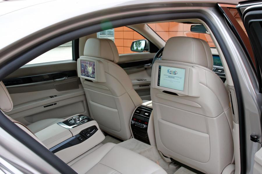Интерьер BMW 750Li (F02) 2008 года  (WW) (фото 15 из 25)